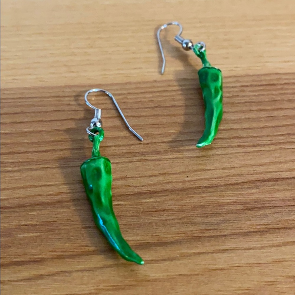Adorable vintage 80s green pepper ceramic earrings